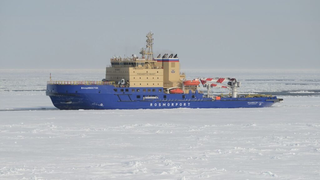 Rus buzkıranları Fin Körfezi’nde mahsur kalan gemilere müdahale ediyor