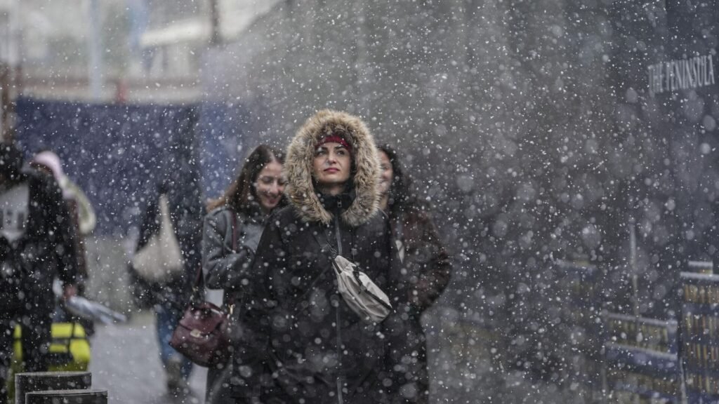 Tüm bölgelerde yağmur ve kar yağışı etkili olacak: Kuzey ve güneyde 17 il için sarı kodlu uyarı