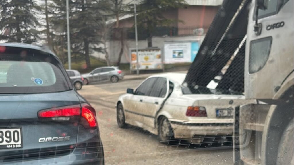 Ucuz atlatıldı. Kamyondaki demirler önündeki araca ok gibi saplandı