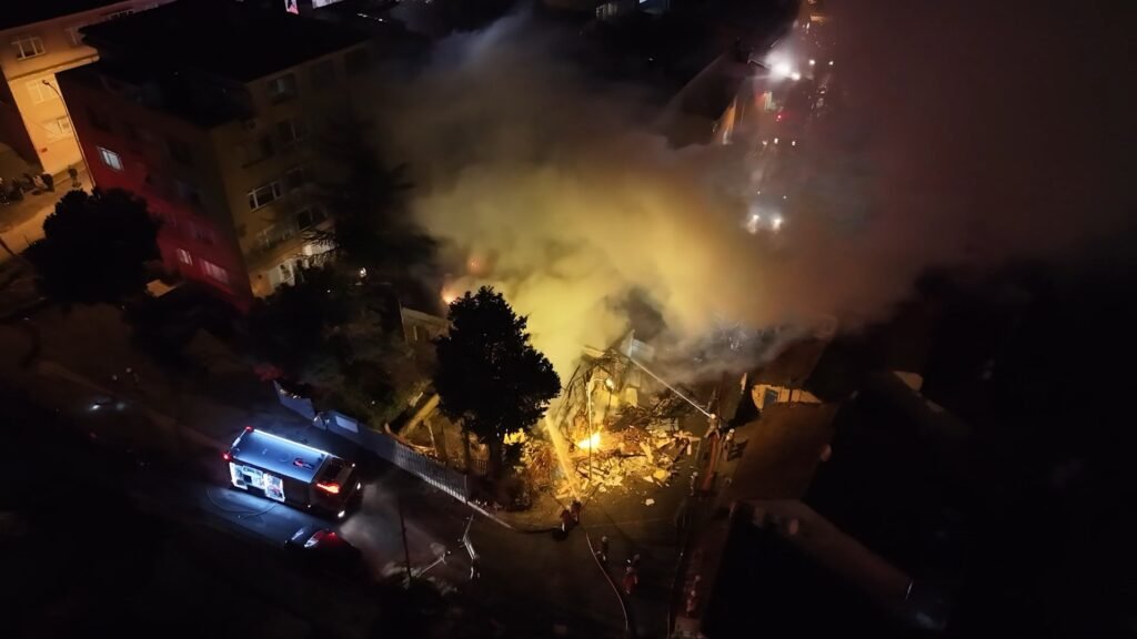 Üsküdar’da gece yarısı yangın paniği