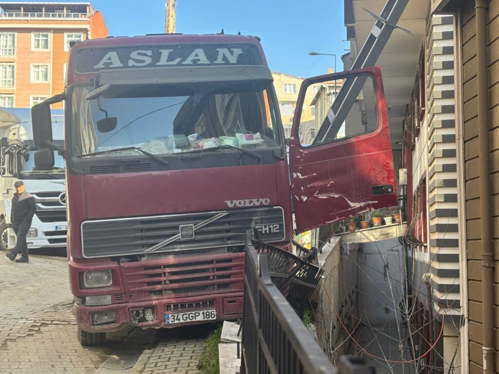 Akıl almaz kaza durdurmaya çalıştığı aracı ona çarptı. 4 metre yükseklikten düştü