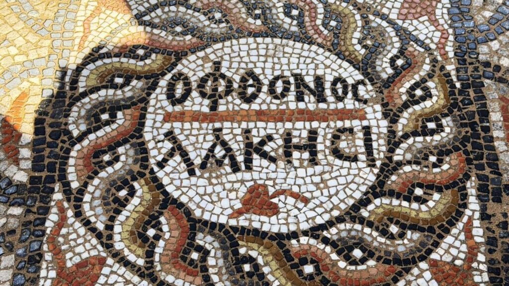 Alanya’daki antik kazıda, bin 500 yıllık bir mozaikte ‘kıskanan çatlasın’ yazdığı keşfedildi