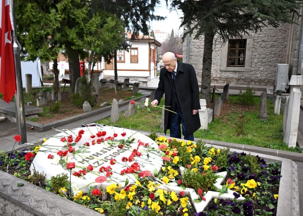 Bahçeli’den Muhsin Yazıcıoğlu’nun kabrine ziyaret