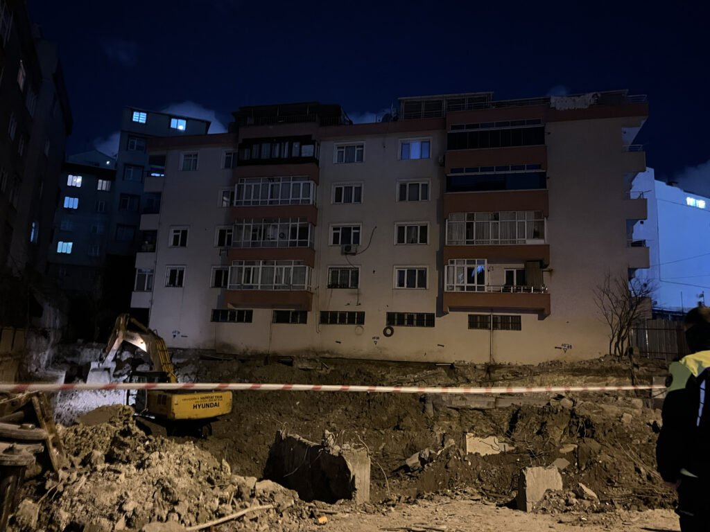 Bahçelievler’de çökme riski bulunan 5 katlı bina tahliye edildi