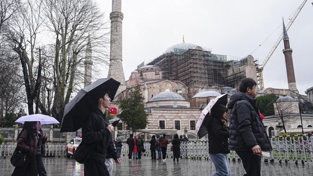 Batı ve iç bölgelerde sağanak ve fırtına bekleniyor: Batı Karadeniz’de kar etkili olacak