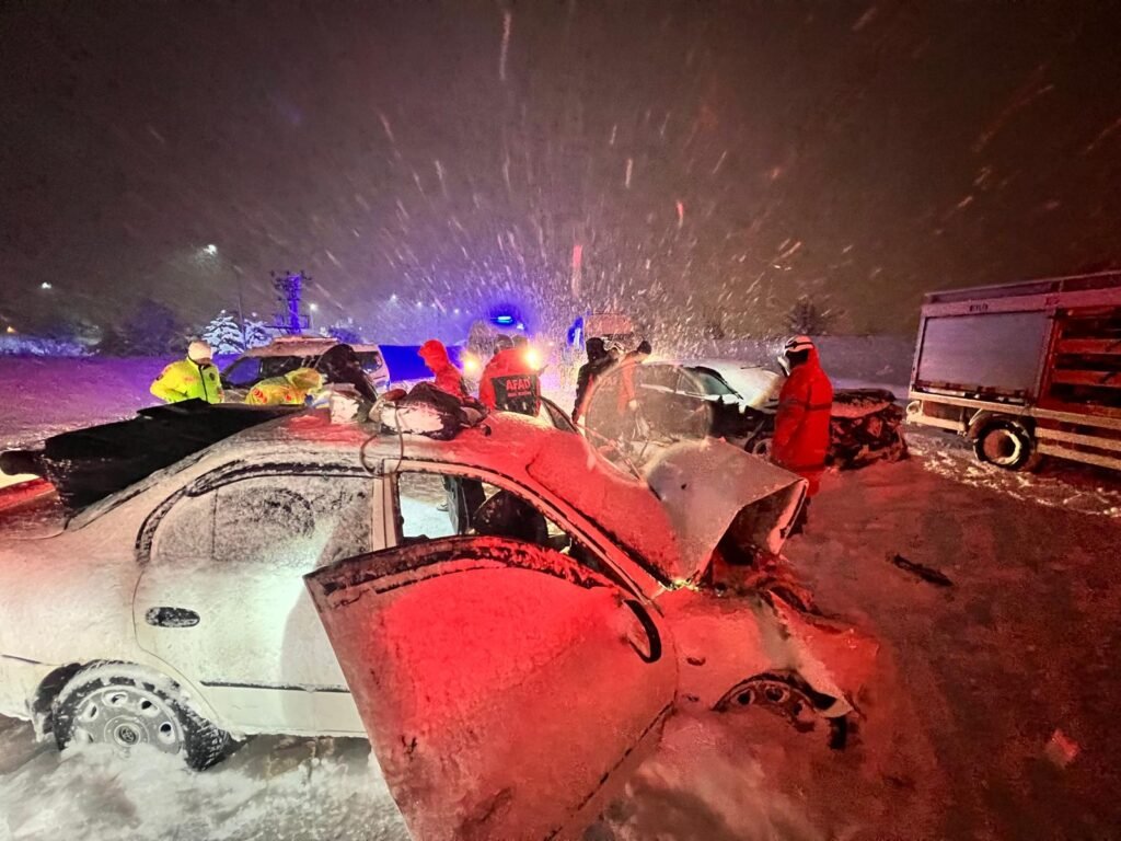 Bitlis’te iki otomobil çarpıştı, 7 kişi yaralandı