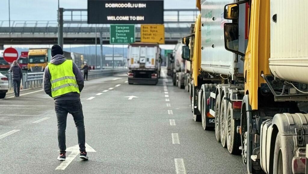 Bosna Hersek’te kamyoncular kontak kapattı: AB kuralları sınırları kilitledi