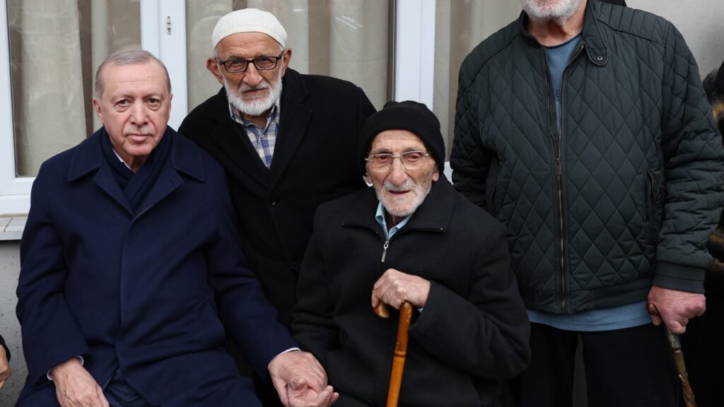 Cumhurbaşkanı Erdoğan, Rize’de komşularıyla bayramlaştı