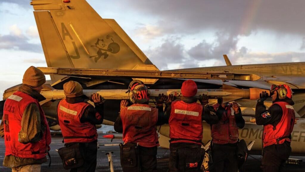 Hasarlı ABD uçak gemisi USS Gerald R Ford’da tuvaletler tıkalı, moraller düşük, onarım için Girit yolunda