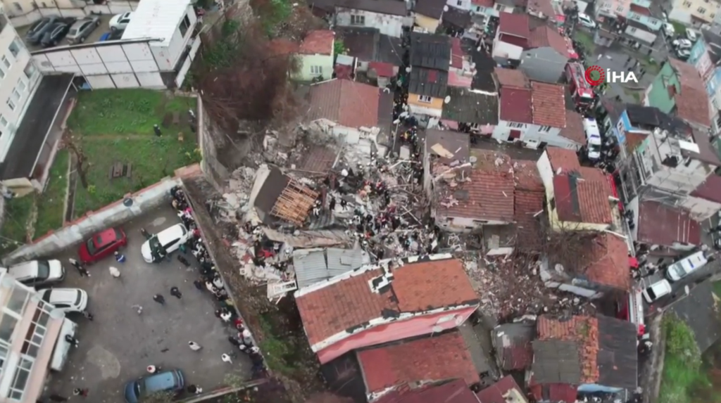 İstanbul Fatih’te patlama sonrası iki bina çöktü. Yaralılar var