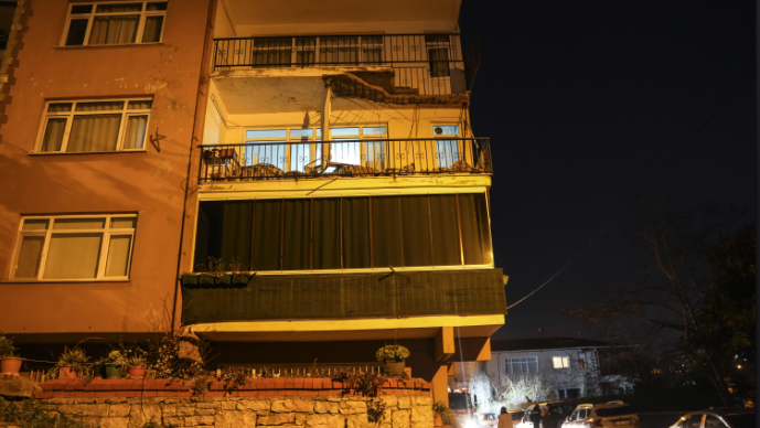 İstanbul’da balkonu çöken apartman tahliye edildi