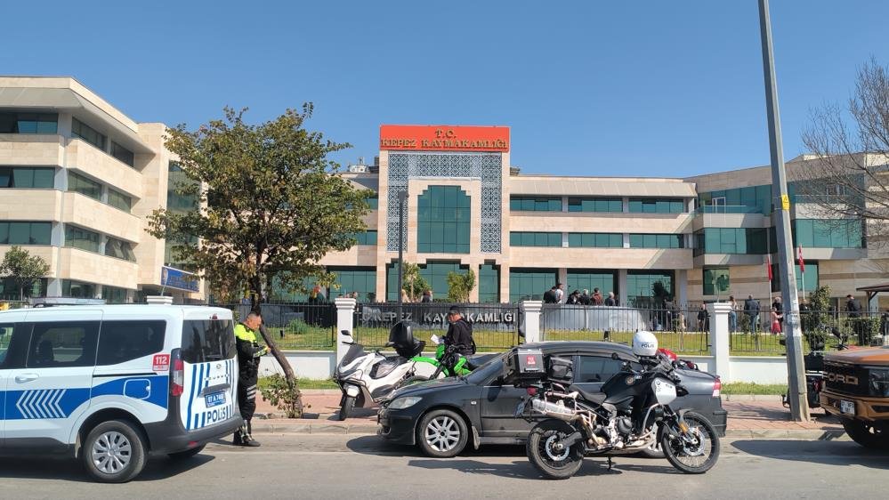 Kepez Kaymakamlığı’nda silah sesleri. Vatandaşlar binadan tahliye edildi