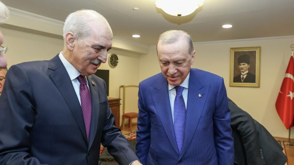 Kurtulmuş, iftar programı sonrası Cumhurbaşkanı Erdoğan’a Sırrı Süreyya Önder’le çekilen fotoğrafını takdim etti