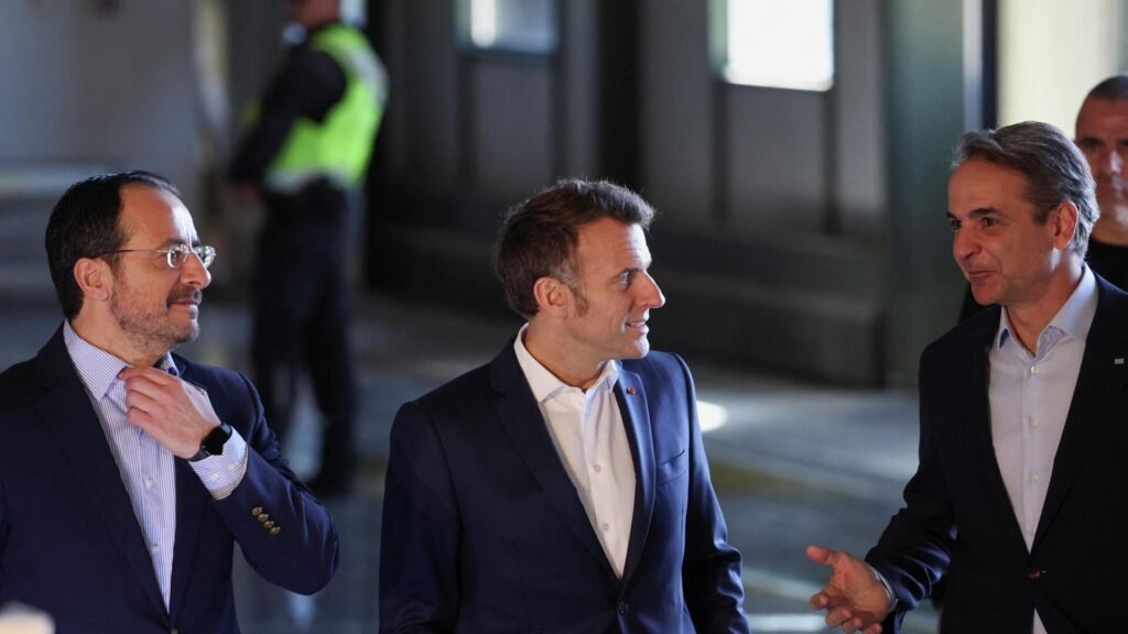 Macron Güney Kıbrıs’ta: Fransa Kızıldeniz’e 2 savaş gemisi gönderiyor