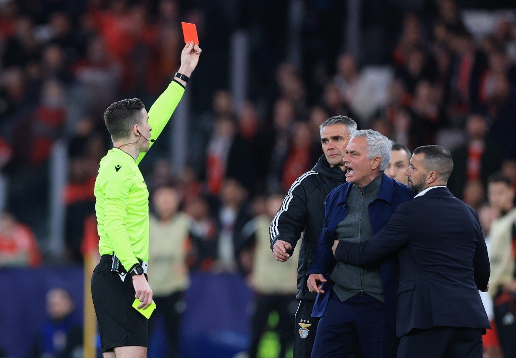 Mourinho’ya kırmızı kart gösteren hakem Türkiye maçına verildi. Asıl mesleği bambaşka