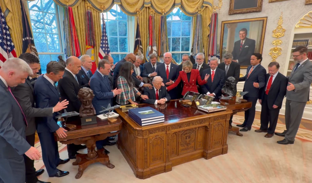 Oval Ofis’te ilginç anlar. Trump’a dokunup dua ettiler