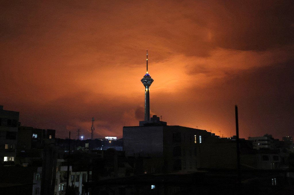 Petrol depoları vuruldu, Tahran semaları karardı, yangın devam ediyor