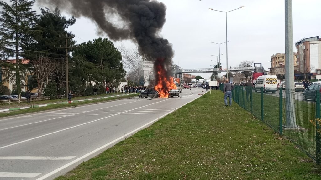 Samsun’da altı araç birbirine girdi, biri alev aldı. Yaralılar var