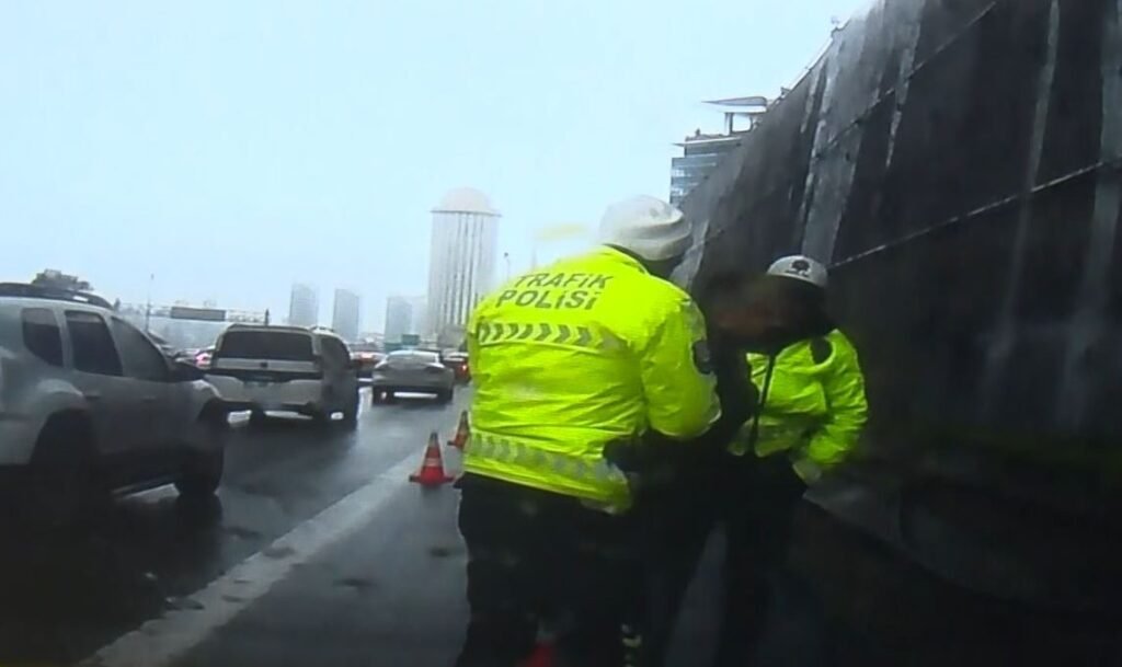 Seyir halindeyken boğuluyordu. Kornaya basıp yardım istedi, imdadına polis yetişti