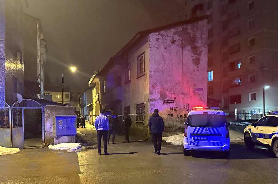 Sokakta boğazı kesilerek öldürüldü