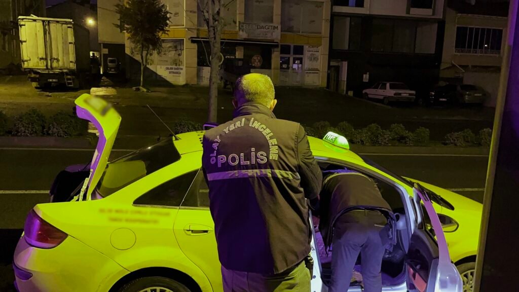 Taksi şoförünü seyir halindeyken bıçakladı