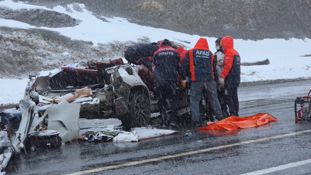 Tatvan’daki feci kazada ölü sayısı 3 oldu. 6 aylık bebek hastanede vefat etti