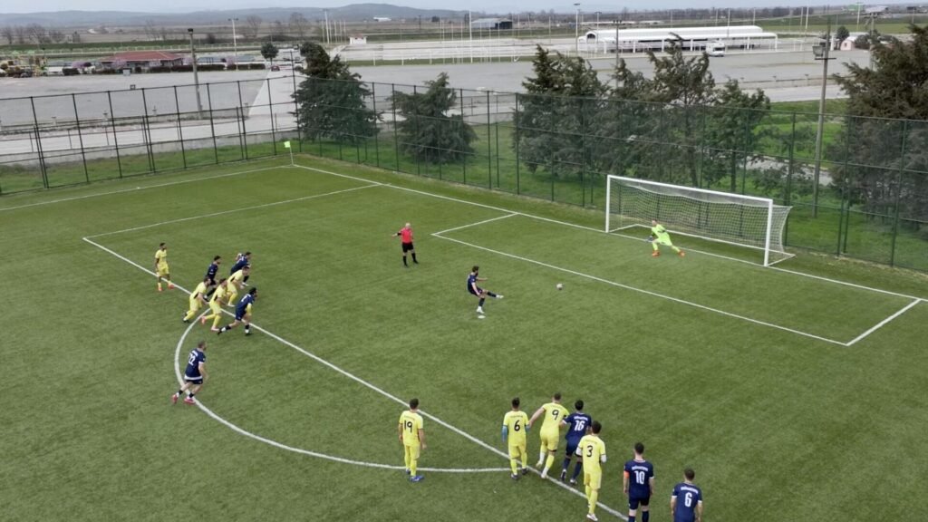 Tek penaltı atışı için 226 kilometre yol gittiler: Maç saniyeler sürdü