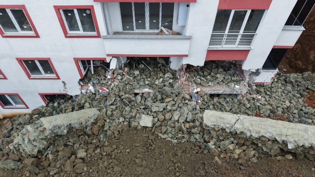 Trabzon’da istinat duvarı çöktü. 9 katlı binada hasar