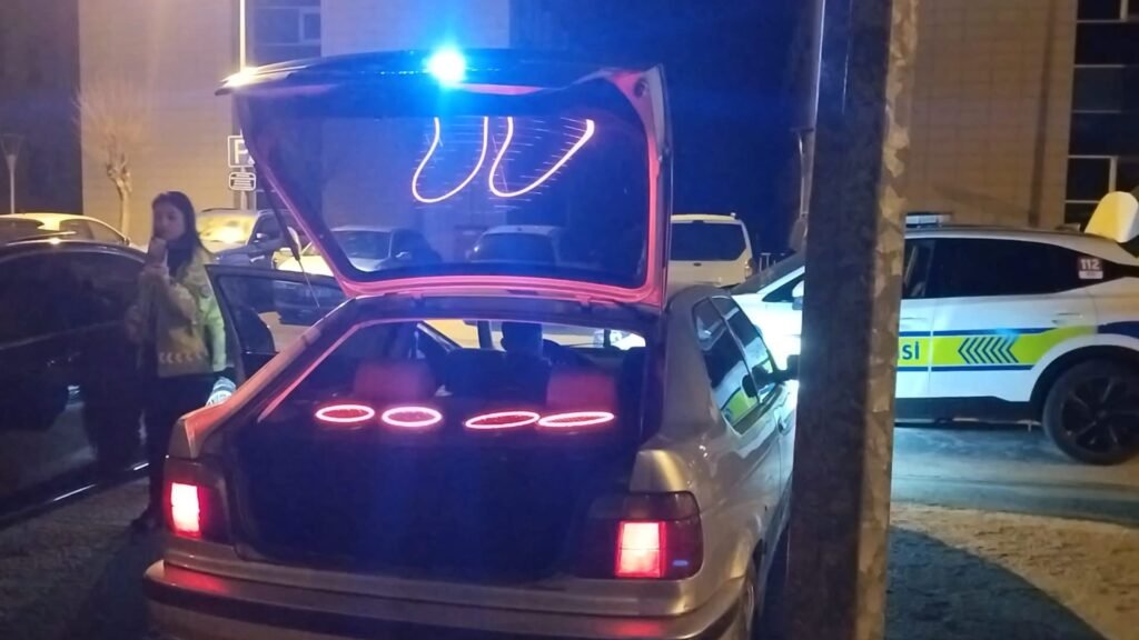 Yüksek sesle seyreden sürücünün aracı trafikten men edildi. Babası kaputa oturup polise direndi